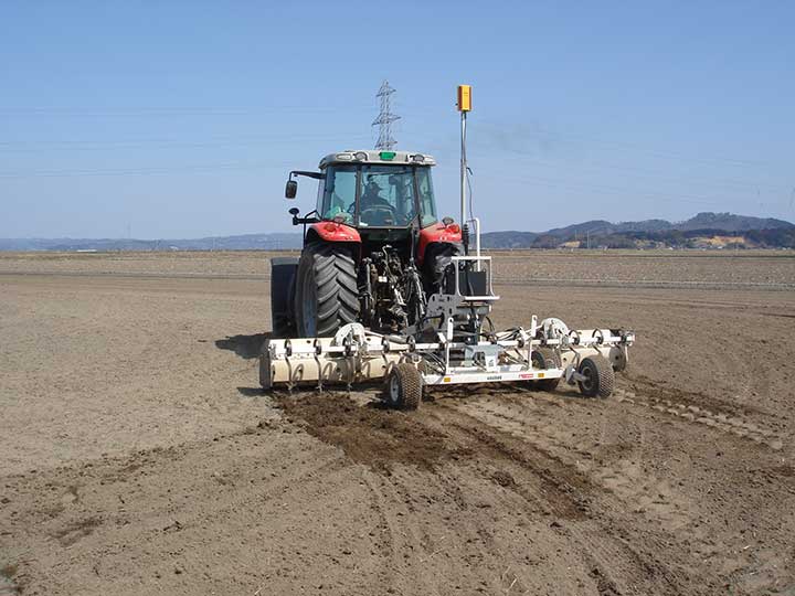 圃場の整地作業真っ最中です。